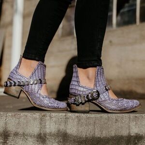 Freebird by Steven Blade shoe size 9 in Purple crocodile color.